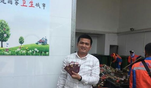 ?？谑忻駚G護(hù)照 環(huán)衛(wèi)工翻檢5噸垃圾找到