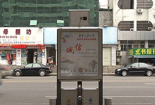 東莞清溪:一批太陽(yáng)能垃圾桶亮相街頭 環(huán)保又耐用