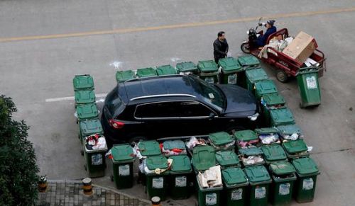 汽車(chē)被垃圾桶包圍是被惡搞還是得罪人了？