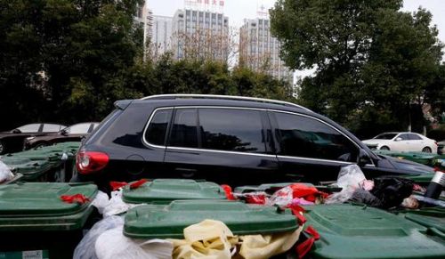 汽車(chē)被垃圾桶包圍是被惡搞還是得罪人了？