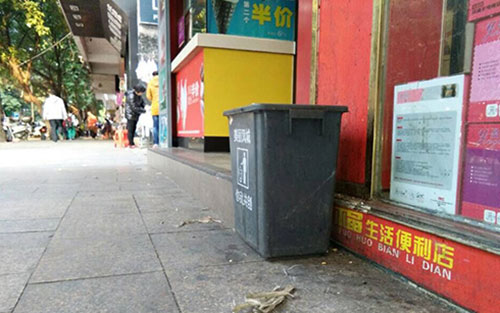 垃圾桶當(dāng)足球踢？！城區(qū)大半年累計(jì)丟近千個(gè)垃圾桶
